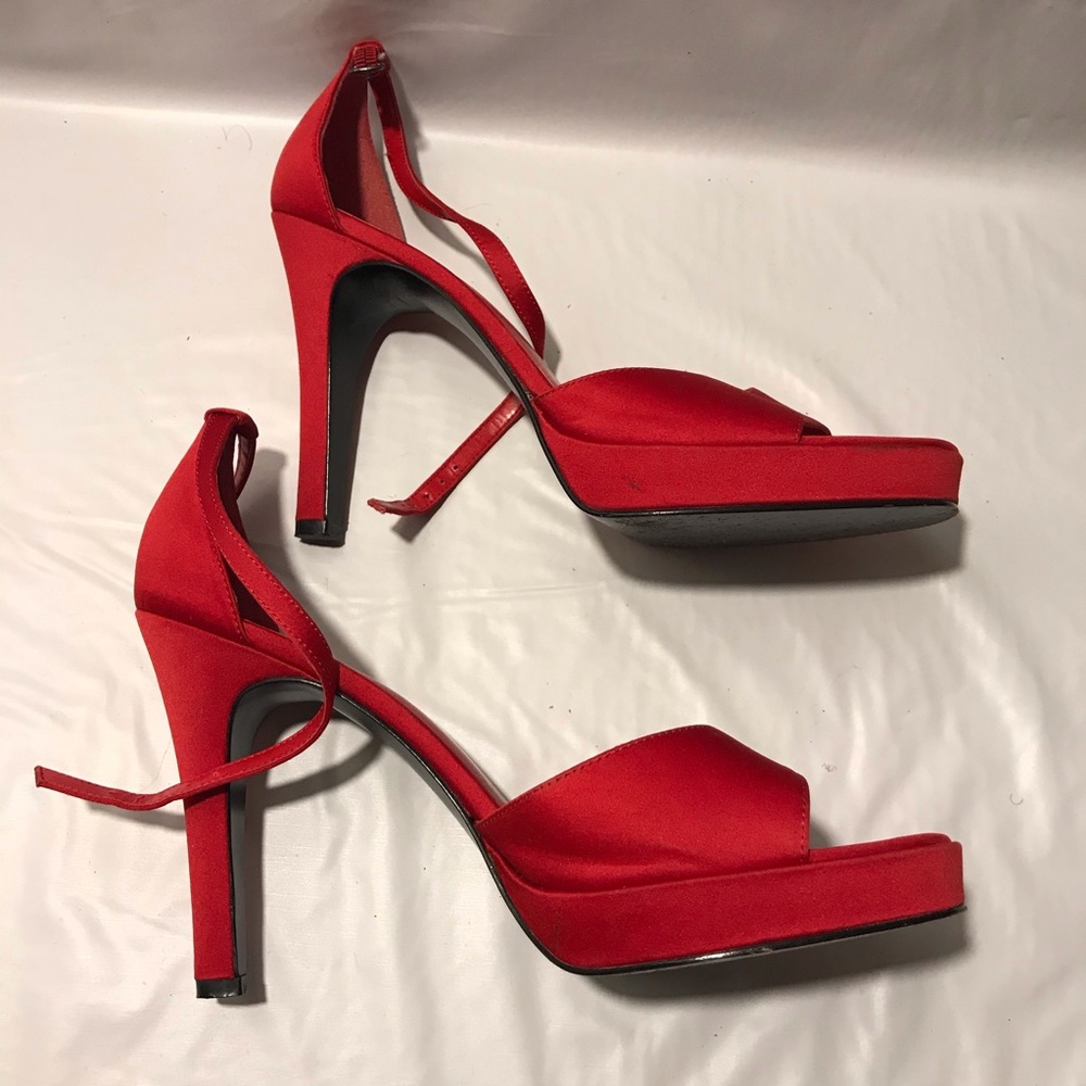 🥰 Metaphor Red Pumps Size 8